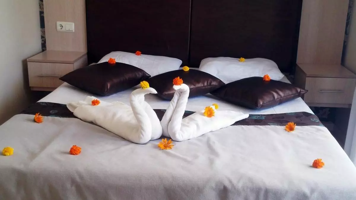 JOKER Side Hill Suite honey moon room (Copy).jpg